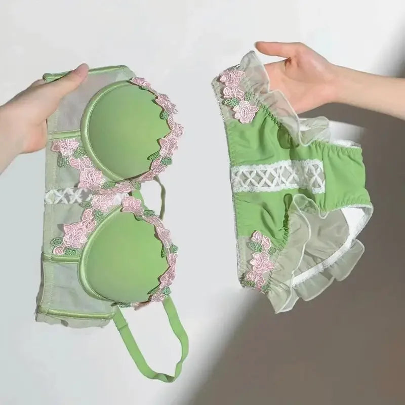 YUQI Wireless Push Up Bra for Small Bust - Floral Embroidery Anti-Sagging Vintage Cream Lace Lingerie Sweet & Sexy No Underwire