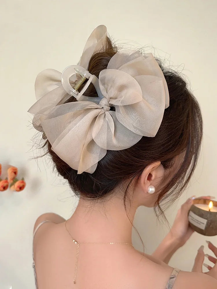 Mesh bow grab clip large hair clip shark clip headpiece on the back of the woman's head