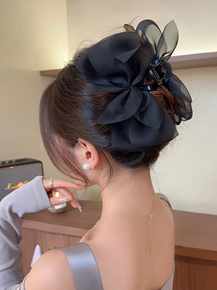 Mesh bow grab clip large hair clip shark clip headpiece on the back of the woman's head