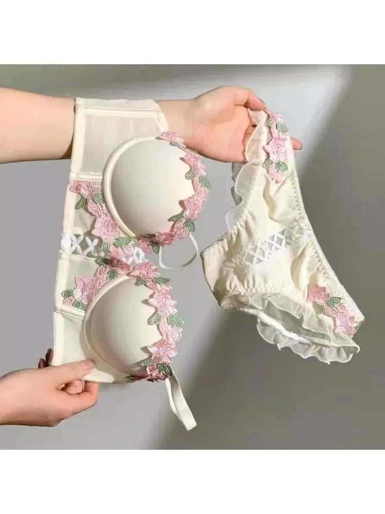 YUQI Wireless Push Up Bra for Small Bust - Floral Embroidery Anti-Sagging Vintage Cream Lace Lingerie Sweet & Sexy No Underwire
