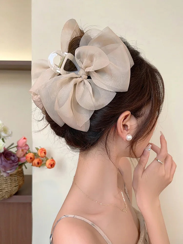 Mesh bow grab clip large hair clip shark clip headpiece on the back of the woman's head